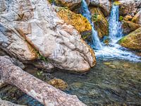 Stromend Water Tussen De Rotsen