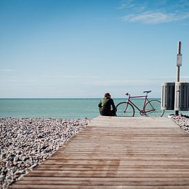 Fahrrad am Strand von Louise van Gend