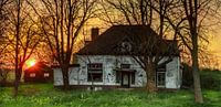 Verlassenes und baufälliges Bauernhaus bei Sonnenaufgang von Sven van der Kooi (kooifotografie) Miniaturansicht
