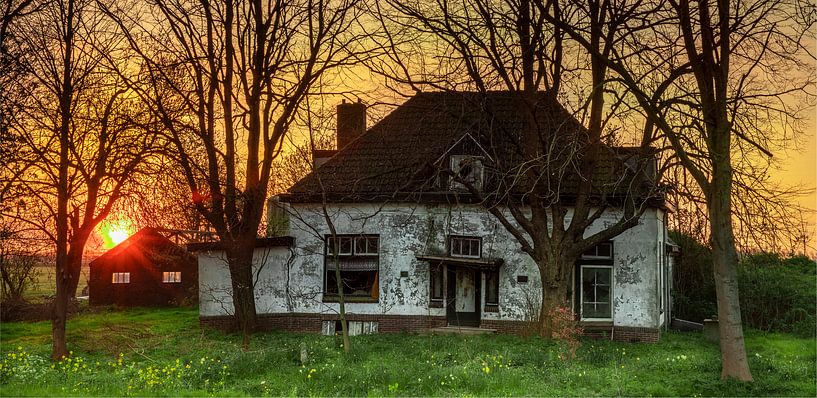 Verlassenes und baufälliges Bauernhaus bei Sonnenaufgang von Sven van der Kooi (kooifotografie)