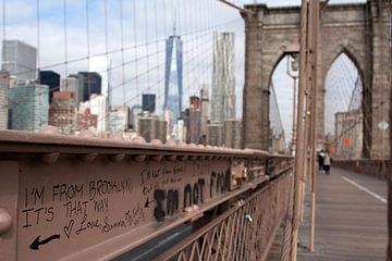 Brooklyn is that way, Directions Grafitti on the Brooklyn Bridge van Dennis Wierenga