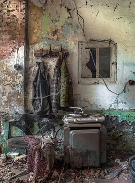 Vervallen interieur van een klein huisje urbex van Olivier Photography
