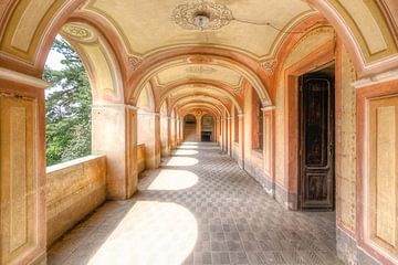 Zarte und warme Farben - Verlassene Villa in Italien.