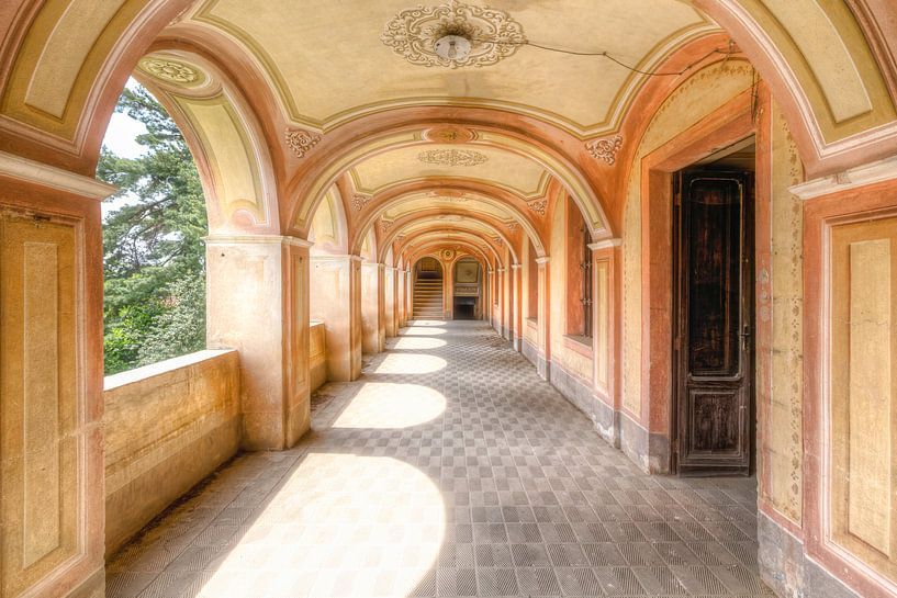 Zarte und warme Farben - Verlassene Villa in Italien. von Roman Robroek