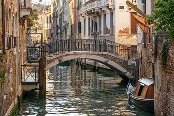 Straatbeeld Venetië met kanaal en gondel van Sander Groenendijk