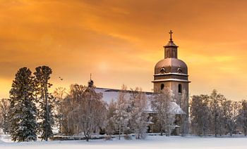 Kerk tijdens de zonsondergang in Zweden