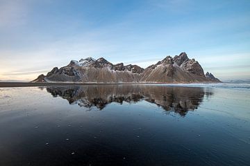 Image miroir de Stokksnes en Islande