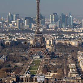 Eiffel tower watching over Paris sur Michaelangelo Pix