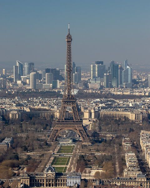 Eiffel tower watching over Paris von Michaelangelo Pix