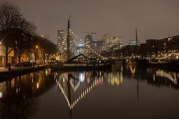 Rotterdamse haven Haringvliet in de nacht