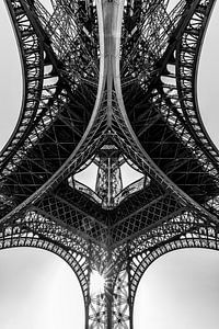 La Tour Eiffel à Paris au coucher du soleil / noir et blanc sur Werner Dieterich