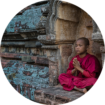 BAGHAN,MYANMAR, DECEMBER 12 2015 -Jonge mediterende monnik voor een budhistisch klooster in Baghan.  van Wout Kok