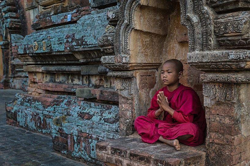 BAGHAN,MYANMAR, DECEMBER 12 2015 -Jonge mediterende monnik voor een budhistisch klooster in Baghan.  van Wout Kok