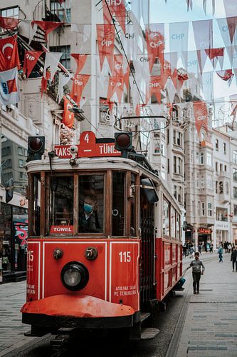 De bekende Turkse tram in de prachtige stad Istanbul, Turkije.
