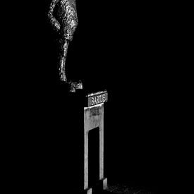 Het standbeeld van Bartje Bartel in de duisternis in Assen. van Marcel Runhart