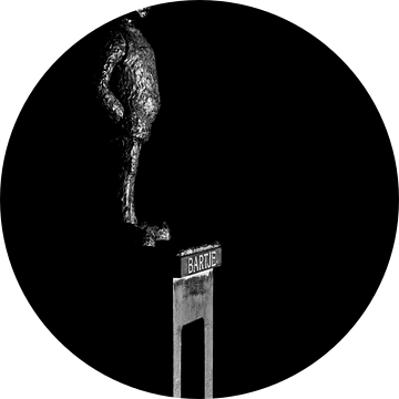 Standbeeld van Bartje Bartels in de duisternis van Assen, Drenthe. van Marcel Runhart
