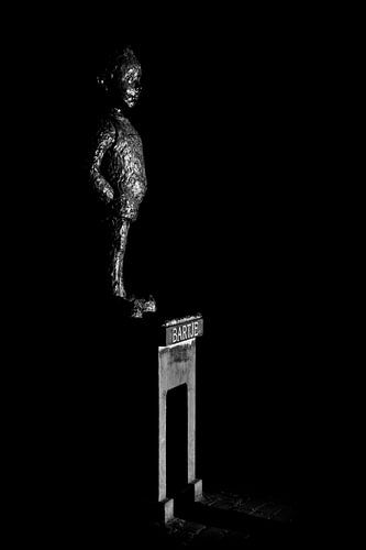 Het standbeeld van Bartje Bartel in de duisternis in Assen.