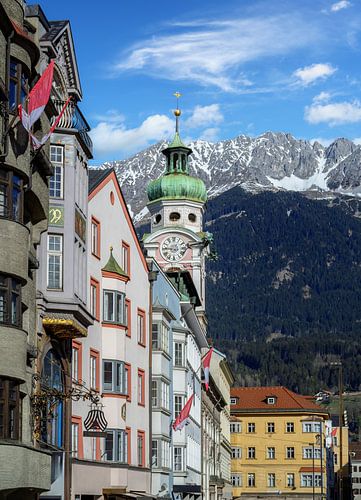Ziekenhuiskerk in Innsbruck met de Alpen op de achtergrond