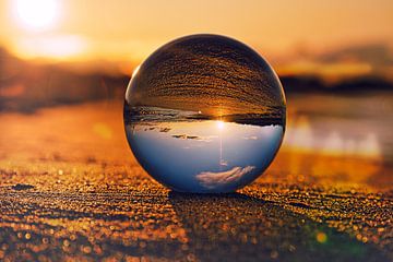 Glaskugel am Strand von Zingst, bei Sonnenuntergang. Die Sonne und die Ostsee spiegeln sich in der K von Martin Köbsch