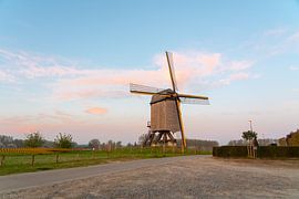 De Windekemolen in de ochtend. van Marcel Derweduwen
