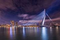 Rotterdam mit der beleuchteten Erasmus-Brücke am Abend von Dennisart Fotografie Miniaturansicht