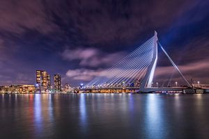 Rotterdam met de verlichte erasmusbrug in de avond van Dennisart Fotografie