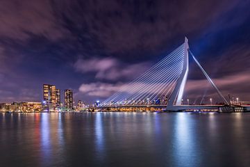 Rotterdam met de verlichte erasmusbrug in de avond
