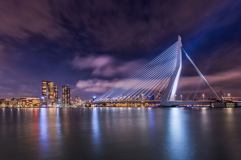 Rotterdam mit der beleuchteten Erasmus-Brücke am Abend von Dennisart Fotografie