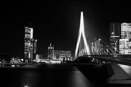 Erasmusbrug Rotterdam in zwart-wit