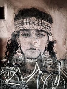 Peinture murale de Marrakech avec des vélos garés