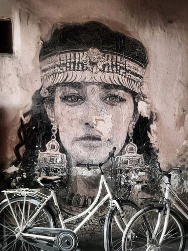 Wandgemälde „Marrakesch“ mit geparkten Fahrrädern