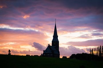 Zonsondergang kerk Weurt van Femke Straten