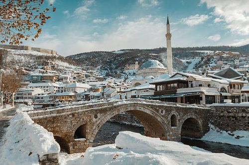 Ancien pont en arc de pierre et vue de la ville de Prizren, Kosovo