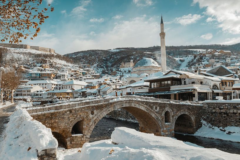 Antike Steinbogenbrücke und Stadtansicht Prizren, Kosovo von Besa Art