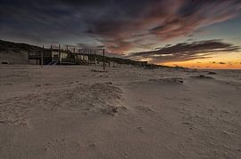 Strandpaviljoen in het laatste daglicht by Remco de Vries