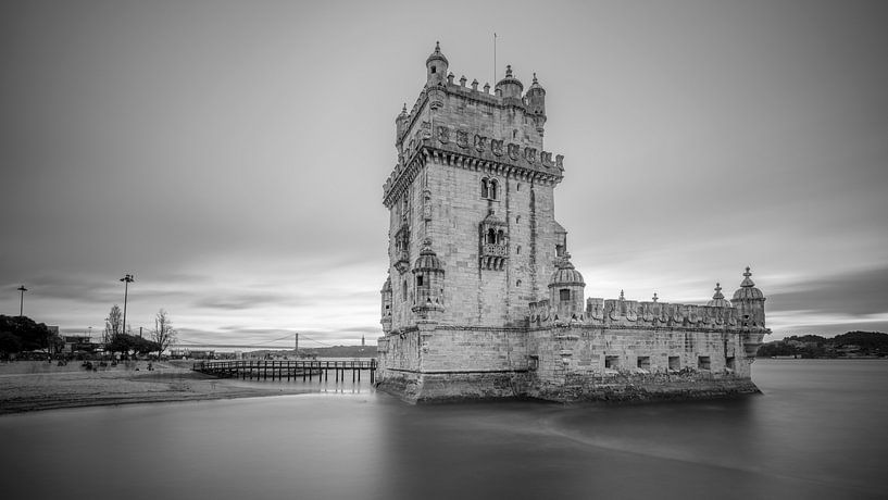 Torre de Belém - long exposure - Lissabon - Portugal - Black and White van Teun Ruijters
