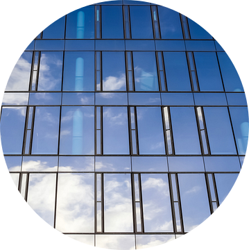Reflecterende gevel van moderne kantoorgebouwen onder blauwe hemel van MPfoto71