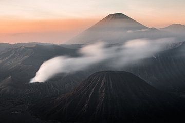 Zonsopkomst Mount Bromo Vulkaan - Oost-Java, Indonesië van Martijn Smeets