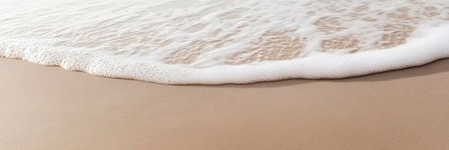 Zachte golven op het zandstrand