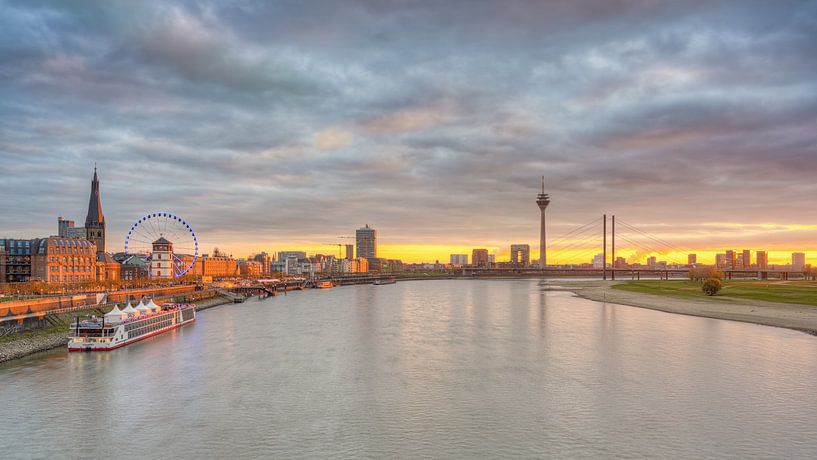 De skyline van Düsseldorf van Michael Valjak
