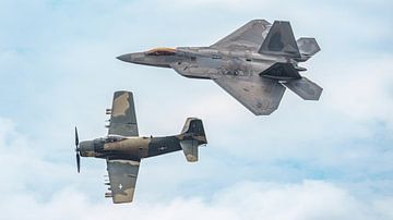 Heritage flight U.S. Air Force met F-22 Raptor en A-1 Skyraider. van Jaap van den Berg