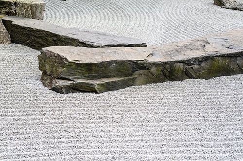 traditionele japanse zentuin, grijze stenen en platte rotsen
