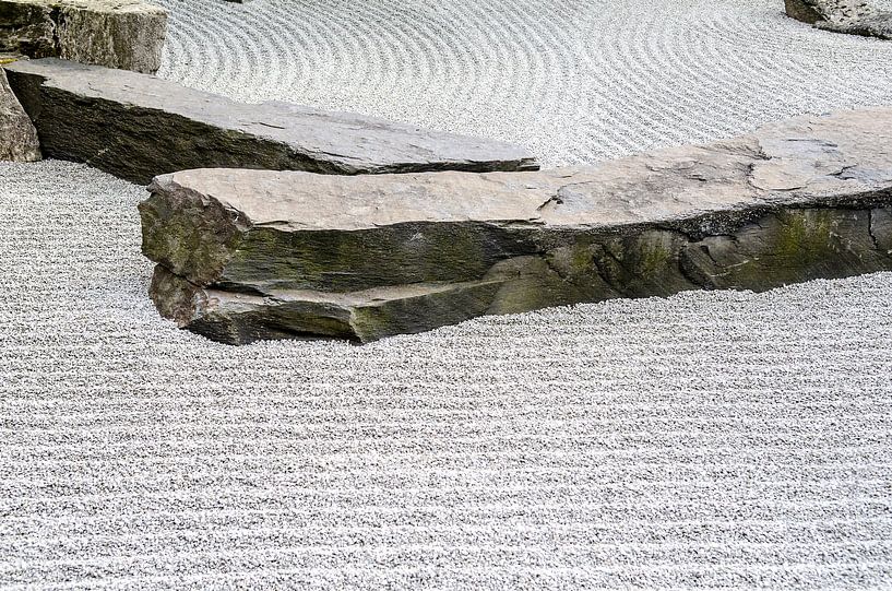 Zen-Garten mit Steinen und geharktem Kies - Fine Art Print - Wandbild fürs Wohnzimmer von Alexander Baumann