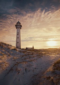 De vuurtoren van Egmond aan Zee bij zonsopkomst van Sanne Groen