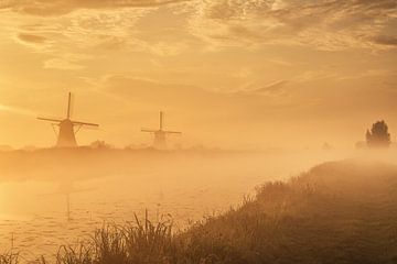 Foggy morning in Kinderdijk van Ilya Korzelius