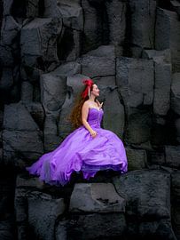 Lady in purple on Iceland by Ger vd Broek natuurfotografie