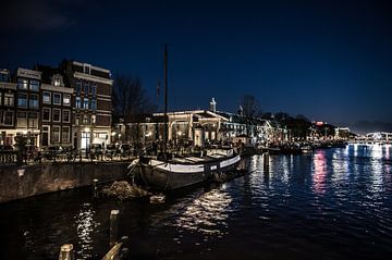 Amsterdam at Night en grachten van Amsterdam sur Brian Morgan