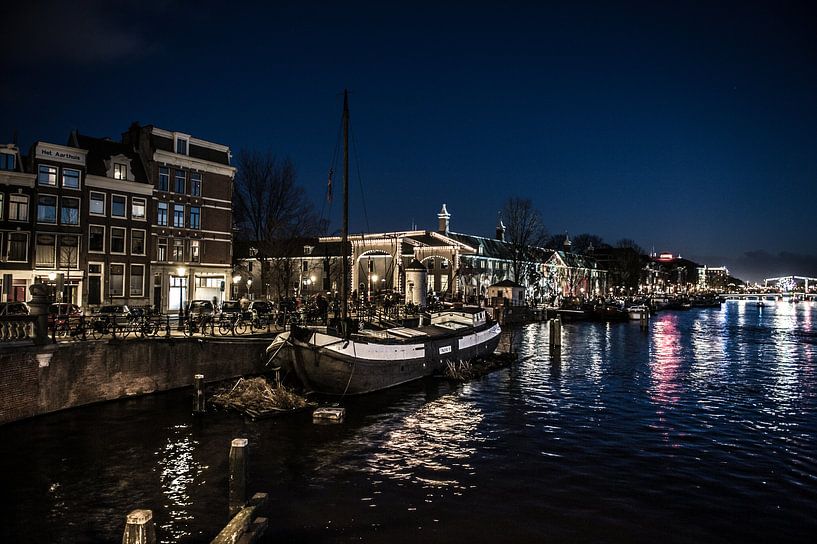 Amsterdam at Night en grachten van Amsterdam by Brian Morgan
