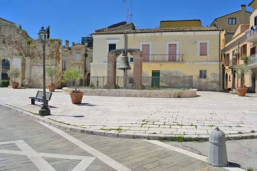 Stadtplatz von Vasto mit einer historischen Glocke und alter Architektur