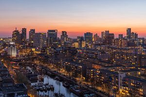 Die Innenstadt von Rotterdam bei Sonnenuntergang